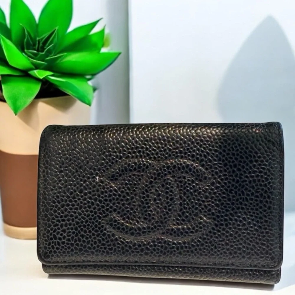 Chanel Black Caviar Leather Key
Holder Wallet with Iconic CC Logo - Picture 1 of 9